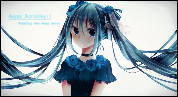 イラスト 4000x2200 と ボーカロイド 初音ミク ソロ 長髪 カメラ目線 赤面 highres simple background wide image 白背景 ツインテール absurdres hair flower aqua eyes aqua hair alternate costume close-up shiny 女の子 髪飾り