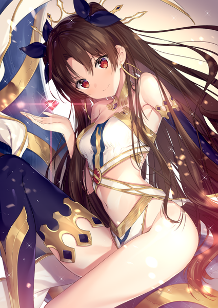 Аниме картинка 600x847 с fate (series) fate/grand order ishtar (fate) necomi (gussan) один (одна) высокое изображение смотрит на зрителя румянец чёлка грудь лёгкая эротика улыбка красные глаза каштановые волосы сидит голые плечи согнутое колено (колени) очень длинные волосы наклон головы голые ноги