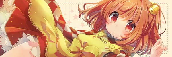 Anime picture 1000x333 with touhou motoori kosuzu sen1986 single blush fringe short hair red eyes wide image twintails looking away orange hair dutch angle character names short twintails cute hair bell girl star (symbol) apron