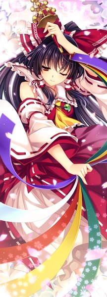 Аниме картинка 500x1386 с touhou хакурей рейму riv один (одна) длинные волосы высокое изображение смотрит на зрителя чёрные волосы красные глаза традиционная одежда один глаз закрыт подмигивание мико девушка бант бант для волос отдельные рукава лепестки подвеска / кулон колокольчик