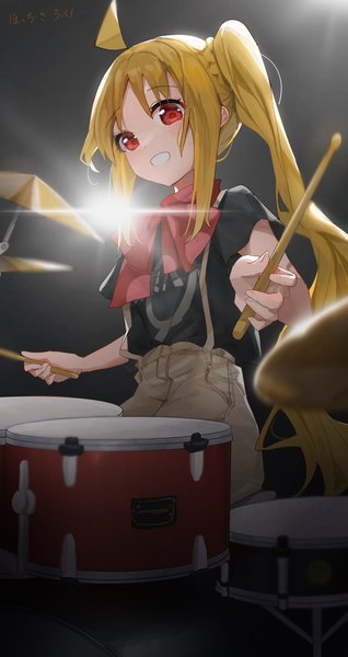 Anime-Bild 1847x3484 mit bocchi the rock! cloverworks ijichi nijika sentter single long hair tall image looking at viewer highres simple background blonde hair smile red eyes sitting holding payot ahoge blurry short sleeves copyright name