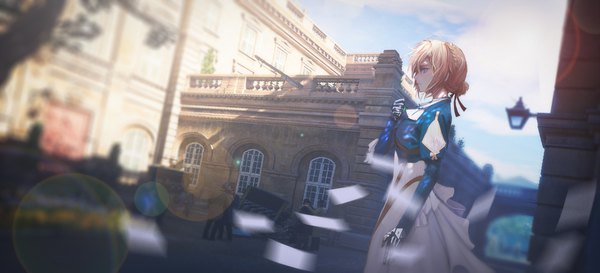 Anime picture 1923x875 with violet evergarden kyoto animation violet evergarden (character) aleihuai biao long hair fringe highres blue eyes blonde hair hair between eyes wide image holding looking away sky cloud (clouds) outdoors braid (braids) profile blurry architecture