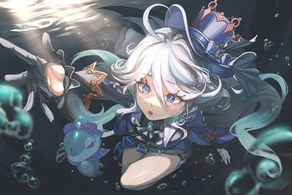 Anime-Bild 2692x1802 mit genshin impact furina (genshin impact) koongsim single long hair fringe highres blue eyes hair between eyes full body ahoge white hair multicolored hair from above streaked hair underwater outstretched hand girl gloves bubble (bubbles)