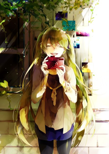 Anime-Bild 1000x1406 mit vocaloid hatsune miku reika (artist) single long hair tall image fringe smile standing twintails holding outdoors eyes closed sunlight alternate costume happy sunbeam girl pantyhose camera