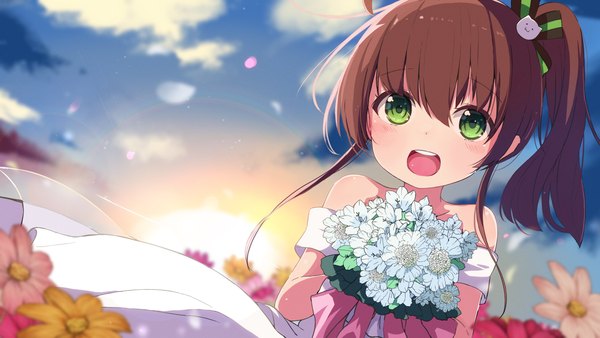 Anime picture 3840x2160 with virtual youtuber hololive natsuiro matsuri okota mikan single long hair looking at viewer fringe highres open mouth smile hair between eyes brown hair wide image bare shoulders holding green eyes absurdres sky cloud (clouds)