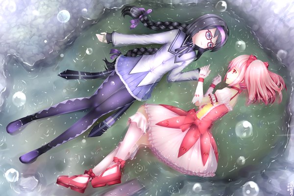 Anime picture 1842x1228 with mahou shoujo madoka magica shaft (studio) akemi homura kaname madoka long hair highres short hair black hair red eyes purple eyes multiple girls pink hair braid (braids) holding hands rain girl dress 2 girls pantyhose water