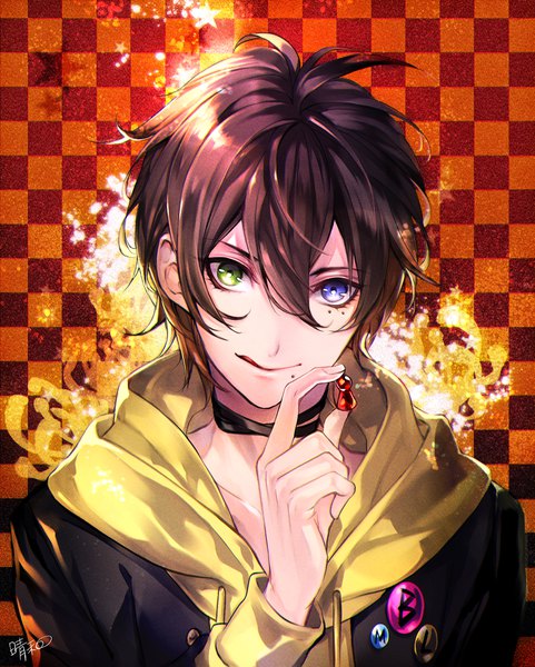 Anime picture 888x1108 with hypnosis mic yamada saburou tottome single tall image fringe short hair black hair hair between eyes upper body mole mole under eye heterochromia mole under mouth checkered checkered background boy choker hood hoodie