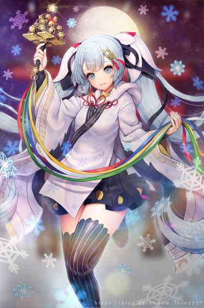 イラスト 3333x5027 と ボーカロイド 初音ミク 雪ミク 雪ミク2018 y.i. (lave2217) ソロ 長身像 カメラ目線 前髪 highres 立つ ツインテール holding absurdres 銀髪 bent knee (knees) long sleeves very long hair parted lips head tilt