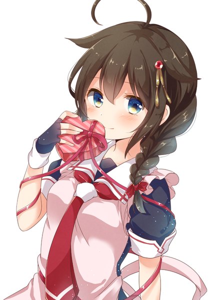 イラスト 636x900 と 艦隊これくしょん 時雨(艦これ) 胡麻乃りお ソロ 長髪 長身像 赤面 青い目 simple background 笑顔 hair between eyes 茶色の髪 白背景 looking away アホ毛 三つ編み from above single braid バレンタイン remodel (kantai collection)