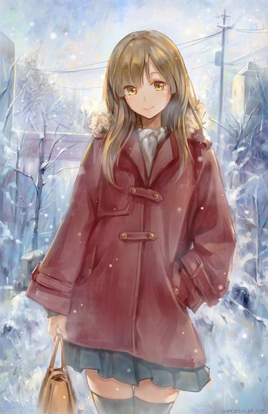 Anime-Bild 1000x1545 mit original yahiro (666131415) single long hair tall image looking at viewer fringe blonde hair smile standing signed yellow eyes sky outdoors pleated skirt zettai ryouiki fur trim dated snowing winter