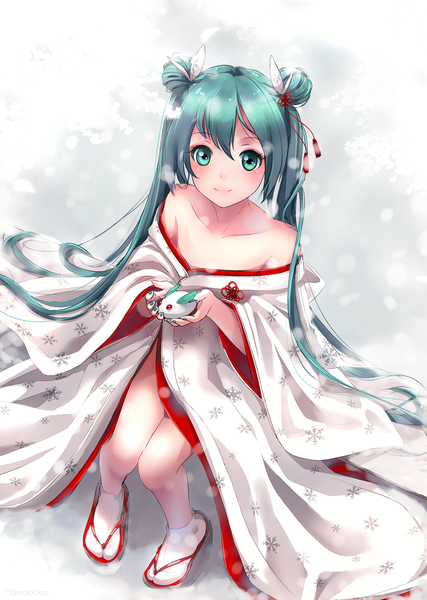 イラスト 1000x1404 と ボーカロイド 初音ミク 雪ミク 雪ミク2013 マーマレード 長髪 長身像 カメラ目線 赤面 前髪 笑顔 hair between eyes 座る ツインテール 肩出し holding bent knee (knees) long sleeves nail polish traditional clothes