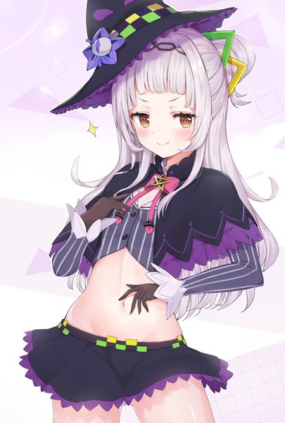 イラスト 1383x2048 と バーチャルyoutuber ホロライブ 紫咲シオン murasaki shion (1st costume) らっち。 ソロ 長髪 長身像 カメラ目線 赤面 前髪 simple background 立つ holding 茶目 銀髪 blunt bangs bare belly hair bun (hair buns) gradient background