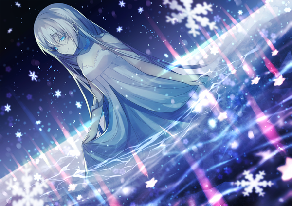 Anime picture 1090x770 with original achiki single long hair fringe blue eyes smile hair between eyes bare shoulders holding looking away silver hair light smile blurry dutch angle sleeveless snowing dark background glow girl