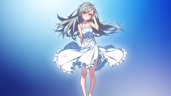 Anime-Bild 3840x2160 mit closers tina (closers) assassinwarrior supernew single long hair looking at viewer fringe highres simple background smile hair between eyes wide image standing bare shoulders absurdres full body ahoge head tilt grey hair