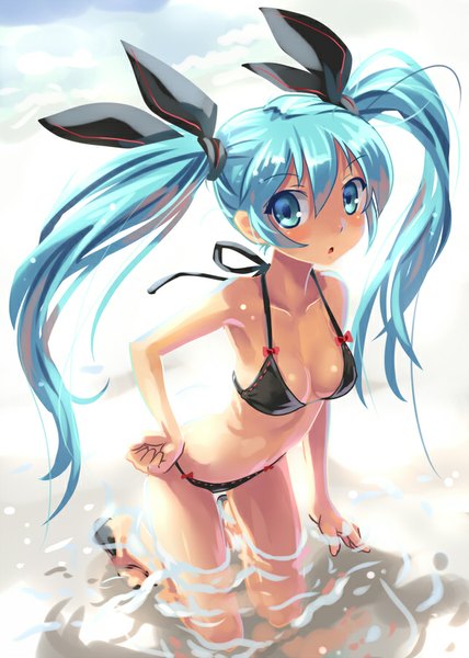 イラスト 642x900 と ボーカロイド 初音ミク まるかた ソロ 長髪 長身像 カメラ目線 赤面 おっぱい light erotic ツインテール 肩出し aqua eyes aqua hair ビーチ 女の子 リボン 水着 ヘアリボン ビキニ (水着)