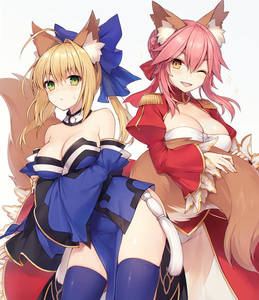 イラスト 861x1000 と Fateシリーズ fate/extra nero claudius (fate) tamamo (fate) (all) ネロ・クラウディウス(fate) キャス狐 むりょたろ 長髪 長身像 カメラ目線 赤面 前髪 短い髪 おっぱい light erotic simple background 金髪 笑顔 hair between eyes 大きな乳房