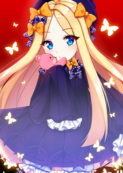 Anime picture 1200x1687 with fate (series) fate/grand order abigail williams (fate) mamel 27 single long hair tall image looking at viewer blush blue eyes blonde hair simple background long sleeves red background girl bow hair bow hat insect butterfly