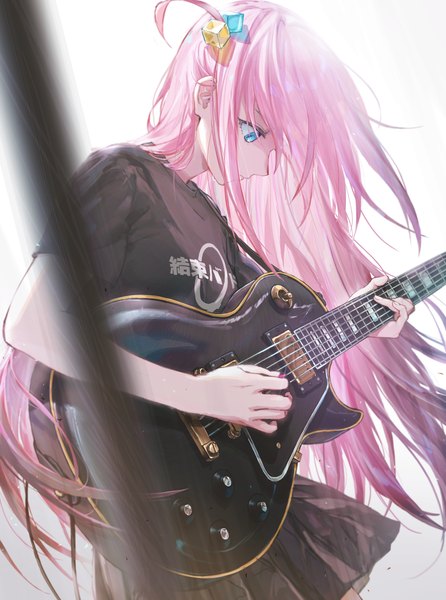 Anime-Bild 2434x3274 mit bocchi the rock! cloverworks gotou hitori tentsuu (tentwo) single long hair tall image highres blue eyes simple background white background pink hair profile one side up looking down playing instrument girl hair ornament t-shirt musical instrument