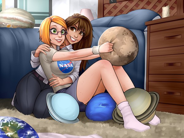 Anime picture 4000x3000 with nasa ronin dude (ray cornwell) long hair fringe highres short hair breasts blonde hair smile brown hair large breasts sitting multiple girls brown eyes green eyes absurdres bent knee (knees) bare legs freckles girl