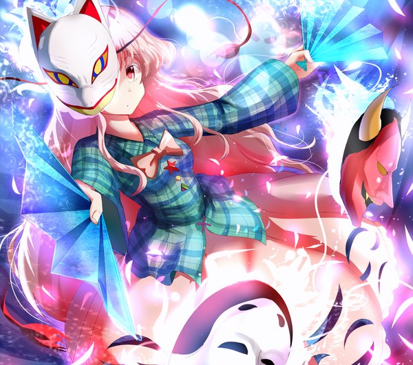 Anime picture 1500x1328 with touhou hata no kokoro hizagawa rau single long hair looking at viewer pink hair pink eyes glowing spread arms mask on head lightning girl dress bow mask fan