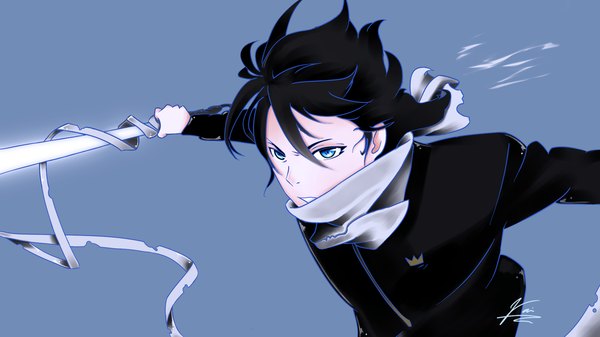 Anime picture 1024x576 with noragami studio bones yato (noragami) single fringe short hair blue eyes black hair simple background wide image inscription blue background angry boy uniform weapon sword scarf katana bandage (bandages)