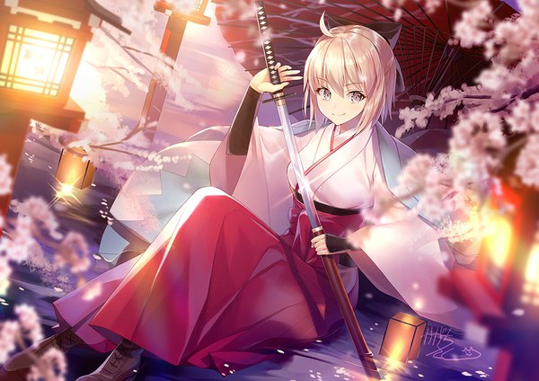 イラスト 1000x708 と Fateシリーズ fate/grand order okita souji (fate) (all) 沖田総司(fate) かがちさく ソロ カメラ目線 前髪 短い髪 金髪 笑顔 hair between eyes 座る holding signed 全身 アホ毛 bent knee (knees) traditional clothes 和服