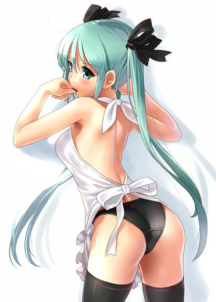 イラスト 642x900 と ボーカロイド 初音ミク まるかた ソロ 長髪 長身像 light erotic simple background 白背景 ツインテール looking away 尻 aqua eyes aqua hair no bra finger to mouth against wall nearly naked apron 女の子 ストッキング