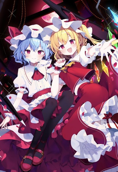 Anime-Bild 1279x1862 mit touhou flandre scarlet remilia scarlet shiika yuno tall image looking at viewer fringe short hair open mouth blonde hair smile red eyes multiple girls blue hair bent knee (knees) :d short sleeves puffy sleeves one side up outstretched hand