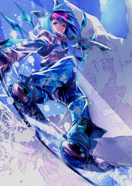 Аниме картинка 1000x1413 с touhou cirno karlwolf один (одна) высокое изображение смотрит на зрителя короткие волосы голубые глаза улыбка синие волосы небо вид снизу зима снег девушка бант бант для волос крылья защитные очки сноуборд