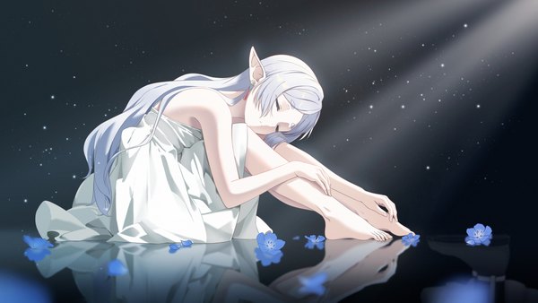 Anime picture 3840x2160 with sousou no frieren frieren mao shi shisan single long hair fringe highres wide image sitting bare shoulders absurdres silver hair full body bent knee (knees) eyes closed barefoot pointy ears light reflection dark background