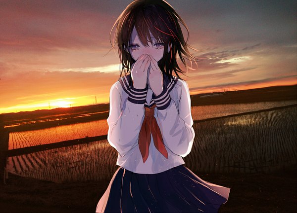 Аниме картинка 897x646 с оригинальное изображение tsukioka tsukiho один (одна) смотрит на зрителя короткие волосы каштановые волосы фиолетовые глаза небо облако (облака) ветер вечер закат плач девушка форма сэрафуку слезинка рисовые поля