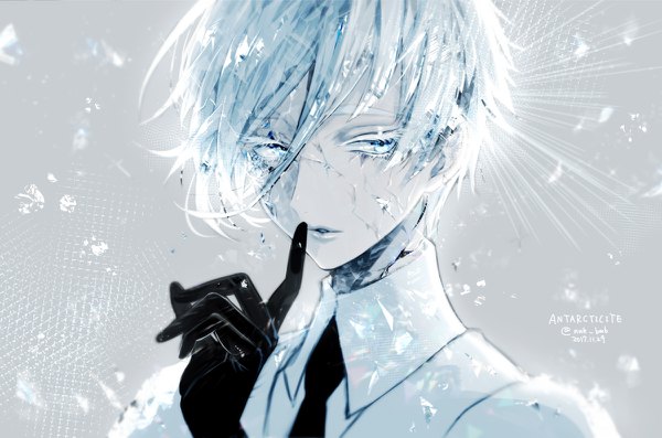 Anime picture 1200x794 with houseki no kuni antarcticite morino bambi single fringe short hair simple background hair between eyes signed silver hair grey background character names twitter username finger to mouth dated portrait silver eyes androgynous gloves black gloves