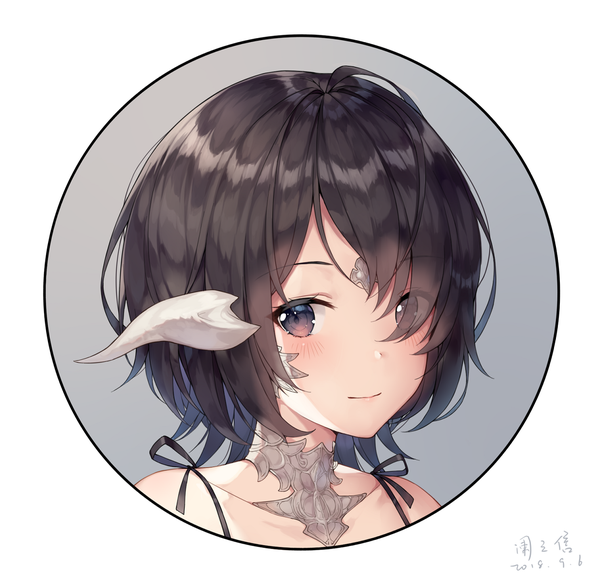 Anime-Bild 1253x1217 mit final fantasy final fantasy xiv square enix au ra ayuanlv single looking at viewer blush fringe short hair black hair simple background white background signed horn (horns) light smile black eyes hair over one eye dated face