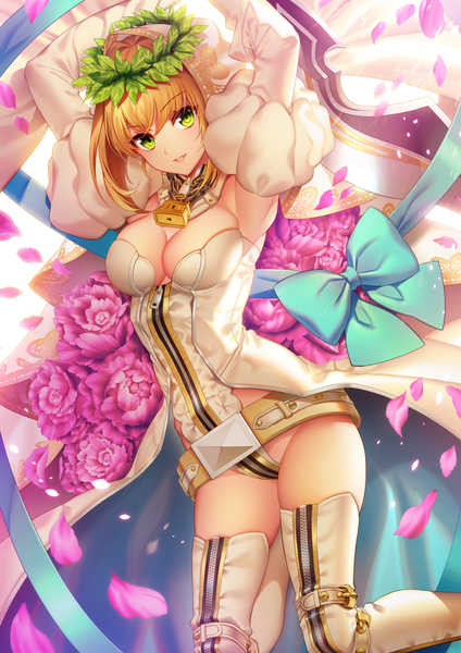 イラスト 868x1228 と Fateシリーズ fate/extra fate/extra ccc nero claudius (fate) (all) セイバー・ブライド みるちょ ソロ 長身像 カメラ目線 赤面 前髪 短い髪 おっぱい light erotic 金髪 笑顔 hair between eyes 大きな乳房 holding 緑の目