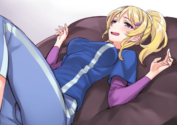 Anime-Bild 1000x711 mit love live! school idol project sunrise (studio) love live! ayase eli matsuryuu single long hair blush open mouth blue eyes blonde hair looking away lying on back girl hair ornament pillow pants blouse