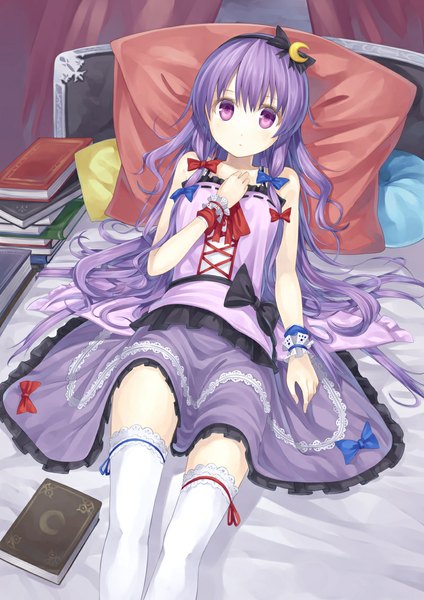 Anime picture 801x1133 with touhou patchouli knowledge gurasion (gurasion) single long hair tall image purple eyes purple hair girl thighhighs dress bow hair bow white thighhighs pillow book (books) bed