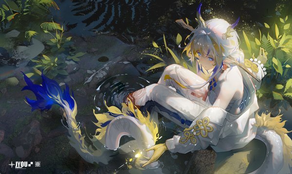 Anime picture 7191x4293 with arknights shu (arknights) jyou (youj4) single long hair highres blue eyes wide image sitting signed looking away absurdres outdoors white hair tail horn (horns) from above pointy ears dragon girl soaking feet