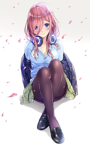 イラスト 968x1553 と 五等分の花嫁 中野三玖 小林ちさと ソロ 長髪 長身像 カメラ目線 赤面 おっぱい 青い目 light erotic simple background 白背景 座る payot ピンク髪 cleavage 全身 pleated skirt open clothes