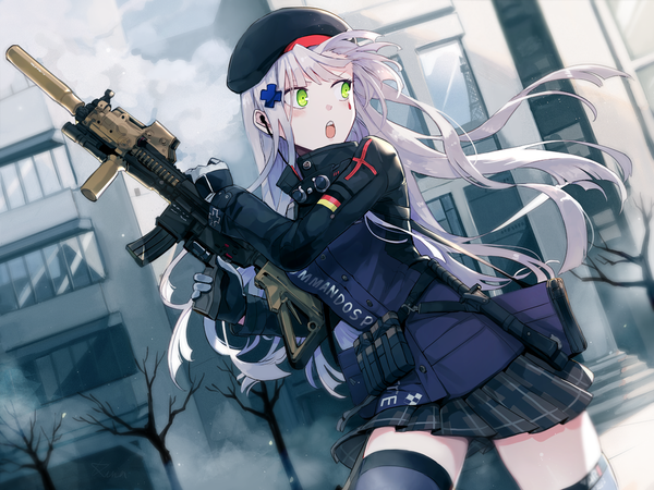 イラスト 1234x926 と ドールズフロントライン hk416 (girls frontline) kuma (bloodycolor) ソロ 長髪 赤面 前髪 開いた口 holding 緑の目 looking away 銀髪 outdoors pleated skirt looking back 風 :o 絶対領域 facial mark plaid skirt