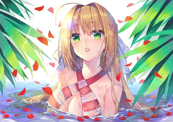 Anime-Bild 3507x2480 mit fate (series) fate/grand order nero claudius (fate) (all) nero claudius (swimsuit caster) (fate) may (2747513627) single long hair blush fringe highres light erotic blonde hair hair between eyes white background bare shoulders green eyes absurdres ahoge parted lips wet