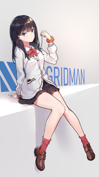 イラスト 1080x1920 と gridman universe ssss.gridman studio trigger 宝多六花 大瓶装咕嘿嘿 ソロ 長髪 長身像 カメラ目線 赤面 前髪 青い目 黒髪 simple background 座る 全身 pleated skirt arm support copyright name wrist scrunchie