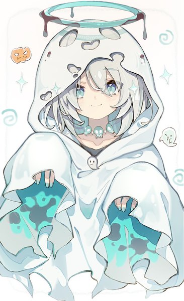 Anime picture 900x1475 with virtual youtuber nijisanji ars almal captain yue single tall image looking at viewer fringe short hair blue eyes smile hair between eyes white background silver hair upper body halloween ghost 2022 girl halo