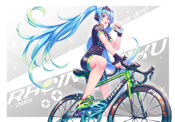 イラスト 2500x1745 と ボーカロイド goodsmile racing 初音ミク レーシングミク レーシングミク2015 zoff (daria) ソロ カメラ目線 前髪 highres 開いた口 青い目 hair between eyes 座る ツインテール holding 青い髪 very long hair multicolored hair aqua hair