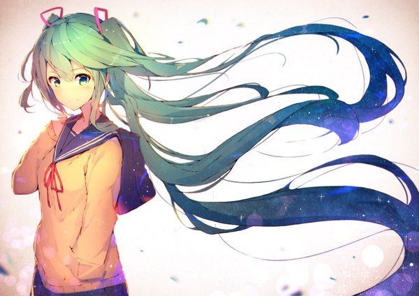 Anime-Bild 3508x2480 mit vocaloid hatsune miku enj! single fringe highres simple background hair between eyes white background twintails green eyes payot absurdres very long hair multicolored hair green hair floating hair lens flare gradient hair hand in pocket