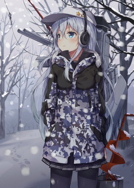 Anime-Bild 930x1300 mit kantai collection hibiki destroyer verniy destroyer huwari (dnwls3010) single long hair tall image blush fringe blue eyes hair between eyes standing holding looking away silver hair outdoors pleated skirt fur trim snowing winter