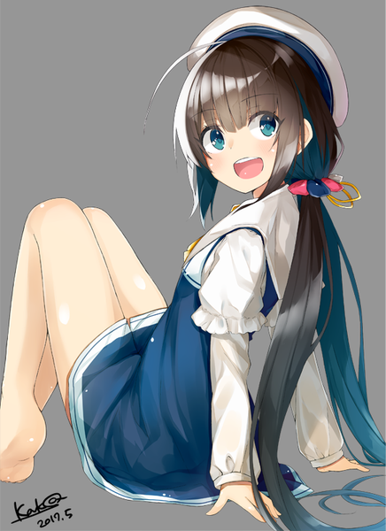 Anime-Bild 583x801 mit ryuuou no oshigoto! hinatsuru ai kavka single long hair tall image open mouth blue eyes black hair simple background twintails signed blue hair ahoge multicolored hair barefoot grey background arm support two-tone hair low twintails