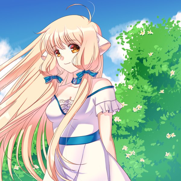 Anime picture 900x900 with chobits chii modern-swinger single long hair looking at viewer fringe blonde hair smile bare shoulders sky cloud (clouds) ahoge wind short sleeves orange eyes hands behind back girl dress bow