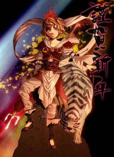 Аниме картинка 1000x1376 с touhou toramaru shou tsurusaki yuu высокое изображение смотрит на зрителя короткие волосы длинные рукава традиционная одежда оранжевые волосы оранжевые глаза иероглиф девушка оружие животное копьё тигр