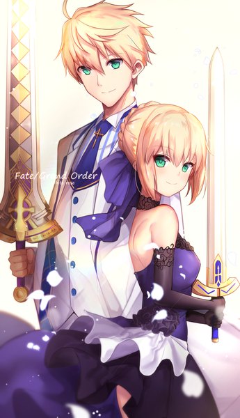 イラスト 1003x1742 と Fateシリーズ fate/grand order fate/prototype: fragments of blue and silver fate/extra fate/prototype fate/extella fate/extella link アルトリア・ペンドラゴン セイバー アーサー・ペンドラゴン (fate) ウンツエ 長身像 カメラ目線 赤面 前髪 短い髪 simple background 金髪 笑顔 hair between eyes