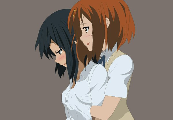 Anime picture 1440x1000 with k-on! kyoto animation hirasawa yui nakano azusa bi no ossan blush highres short hair light erotic black hair simple background brown hair multiple girls brown eyes profile grey background couple shoujo ai polychromatic girl